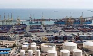 عمال برشلونة يرفضون شحن معدات عسكرية للاحتلال