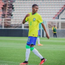 ميسي الصغير .. من هو المراهق الذي يلهث خلفه كبار أوروبا؟