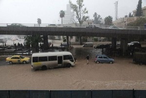 كتلة هوائية باردة وتحذيرات من السيول والضباب الأربعاء