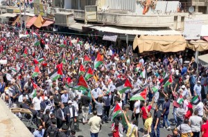 آلاف الأردنيين يتظاهرون نصرة لفلسطين