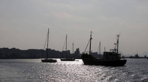 القوات اليمنية: استهداف سفينة نفط بريطانية واحتراقها في خليج عدن