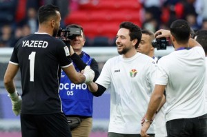 ولي العهد بأرضية ملعب النشامى للتهنئة بالإنجاز التاريخي