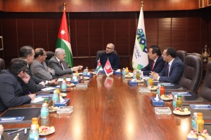 تجارة عمان تبحث مع السفارة التونسية سبل تعزيز التعاون بالمجال السياحي