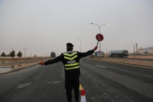 ضبط سائق مركبة شحن يدخن الأرجيلة أثناء القيادة