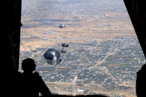 في أول أيام العيد .. الجيش يواصل إنزال المساعدات الإنسانية على قطاع غزة