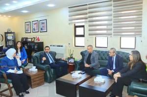 مهيدات يلتقي إدارة بنك الدواء ويستلم تقرير إنجازاته السنوي