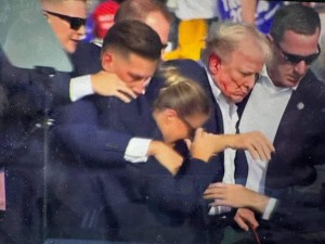 إصابة ترامب في إطلاق نار أثناء إلقائه كلمة في تجمع انتخابي