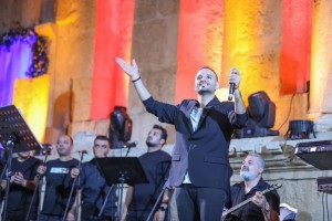 عيسى السقار يحول حفله في جرش  إلى مهرجان تضامني