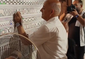 الوزير مبيضين يمارس فن الرسم على "القط العسيري" .. فيديو