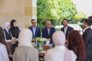 بالصور...ولي العهد يكرم أوائل الثانوية العامة في قصر الحسينية