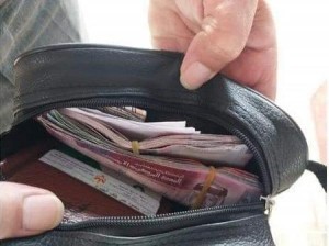 موقف بطولي لطالب مدرسة عثر على حقيبة تحتوي على 3500 دينار