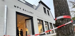 سرقة غريبة.. فجروا مدخل معرض وسرقوا 4 لوحات وهذا ما حصل لاحقا!