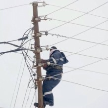 شركة الكهرباء تدعو للإبلاغ عن أي أعطال عبر رقم الطوارئ المجاني