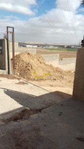 سرقة أبواب وخزانات مياه من مقبرة هاشمية الزرقاء .. والبلدية تتابع