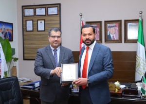 جامعة البترا تكرم أبًا وأبنه من خريجيها تقديرًا لتميزهما في سوق العمل: الصيدلاني الدكتور صبري كتكت ونجله الدكتور قصي