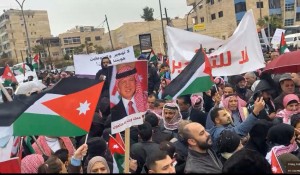 آلاف الأردنيين يخرجون في مسيرات حاشدة دعماً للملك ورفضاً للتهجير