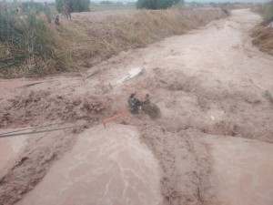 بالصور..الدفاع المدني ينقذ طفلاً من الموت بعد أن جرفه السيل في محافظة الكرك ويخلي جثة شقيقته التي جرفها السيل كذلك