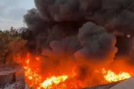 حريق ضخم في مخازن تموينية بغزة .. وإخلاء مركز إيواء للنازحين