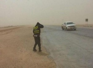 قطع مؤقت للسير على الطريق الصحراوي في منطقتي ضبعة والزميلة بسبب الغبار