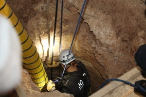 الدفاع المدني يخلي جثة شخص سقط وتوفي داخل حفرة عمقها اكثر من 30 مترا