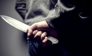 طعن عشريني برقبته من قبل شخصين