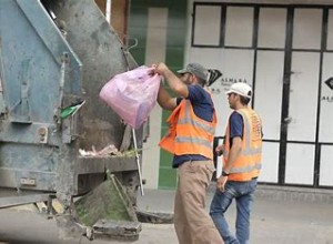 بلدية الرصيفة ترفع أكثر من ألفي طن من النفايات والأنقاض خلال عطلة العيد