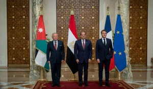 الملك للسيسي وماكرون: استمرار الهجمات الإسرائيلية على غزة يقوض كل الجهود