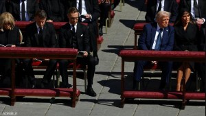 ملابس ترامب تثير الجدل في جنازة البابا فرانسيس