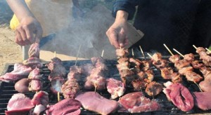 تحذيرات طبية من الإفراط بأكل اللحوم خلال فترة العيد