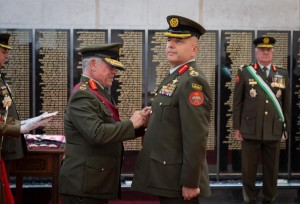 الملك ينعم بأوسمة على ضباط وضباط صف من الجيش والأجهزة الأمنية