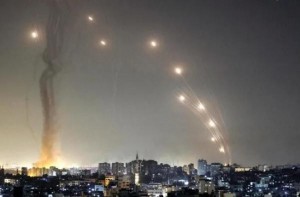 إيران تشن هجومًا مزدوجًا بالمسيّرات والصواريخ على تل أبيب وحيفا