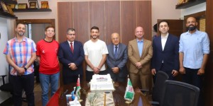 جامعة البترا تكرّم طالبها ولاعب المنتخب خالد زكريا احتفاءً بالتأهّل إلى كأس العالم