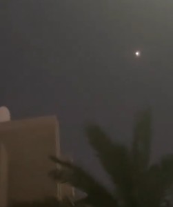 أكسيوس: إيران تطلق 6 صواريخ باتجاه قواعد أمريكية في قطر