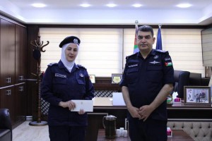 تكريم الوكيل عُلا لتفانيها في الواجب خلال امتحانات التوجيهي