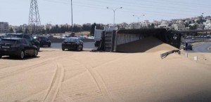 تدهور قلاب رمل على طريق المطار يتسبب بازدحام خانق