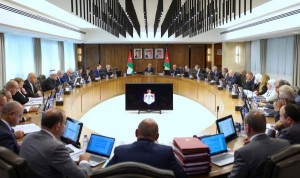 حسان يطلب من وزرائه المغادرين تسليم الملفات للجدد بتعاون