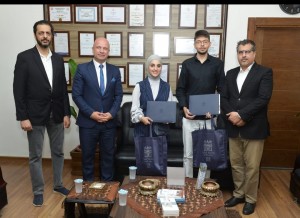 جامعة البترا تكرم الخريجة هبة الحنيطي والطالب محمد أبو شمط لتميزهما في العمل التطوعي