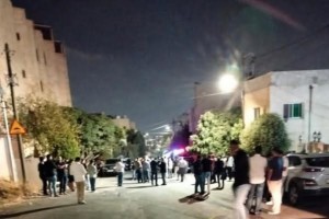 الأجهزة الأمنية تحيط منزل النائب السابق موسى أبو سويلم الذي قُتل مساء اليوم برفقة نجله