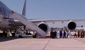 الملك في مقدمة مستقبلي أمير قطر لدى وصوله عمّان