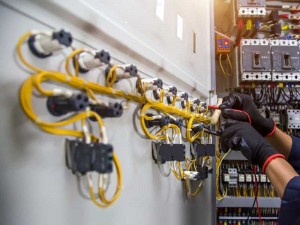 سياسة "الفصل الفوري".. شكاوى من قطع الكهرباء دون إنذار وأعباء مالية لإعادة التيار