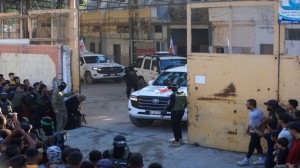 حماس تسلّم 20 محتجزا إسرائيليا إلى الصليب الأحمر