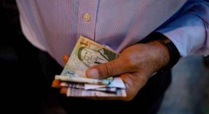 هل يجوز الحجز على راتب تقاعد الضمان؟ .. خبير يوضح