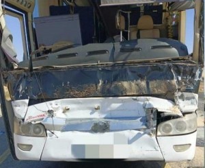 21 إصابة بتصادم حافلة وشاحنة في الطريق الصحراوي (صور)