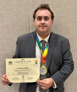 د. قموه من عمان الأهلية يفوز بجائزة " أخصائي البصريات 2025 - منطقة الخليج "