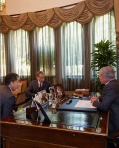 الديوان الملكي ينشر صورة للملك خلال اجتماعه مع رئيس الوزراء