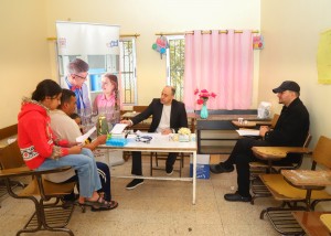 جامعة البترا تقدم خدمات طبية لـ100 مراجع في منطقة العدسية