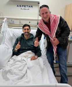 ابو رمان وفريحات يطمئنا على صحة نجم المنتخب الوطني يزن نعيمات بعد نجاح عمليته الجراحية