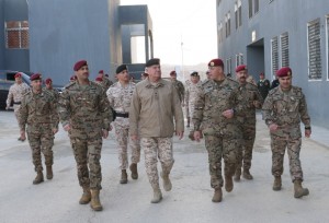 رئيس هيئة الأركان المشتركة يزور مدرسة الأمير هاشم بن الحسين لتدريب القوات الخاصة ويشيد بمستوى الجاهزية