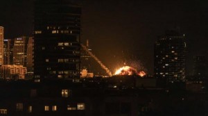 إصابات بانفجارات في تل أبيب ليلة الأحد