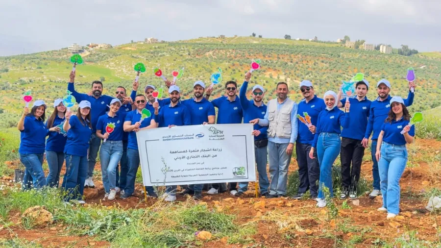 التجاري الأردني يزرع الأشجار المثمرة في يوم الأرض العالمي